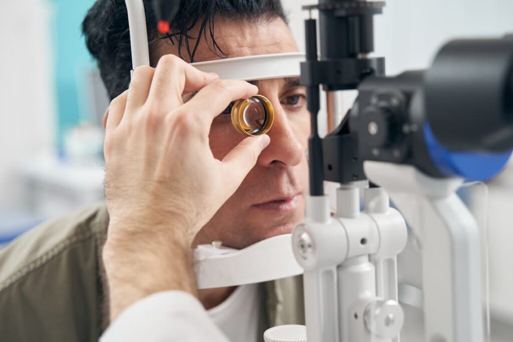 Homem com sintoma de glaucoma consultando um oftalmologista