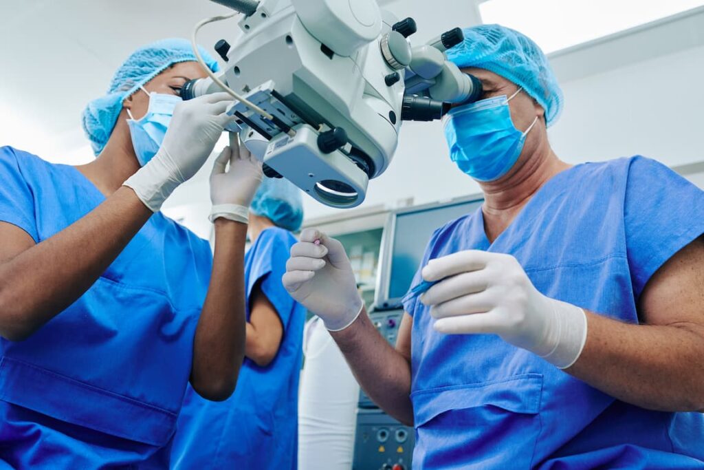 Cirurgia de catarata para corrigir a visão do paciente