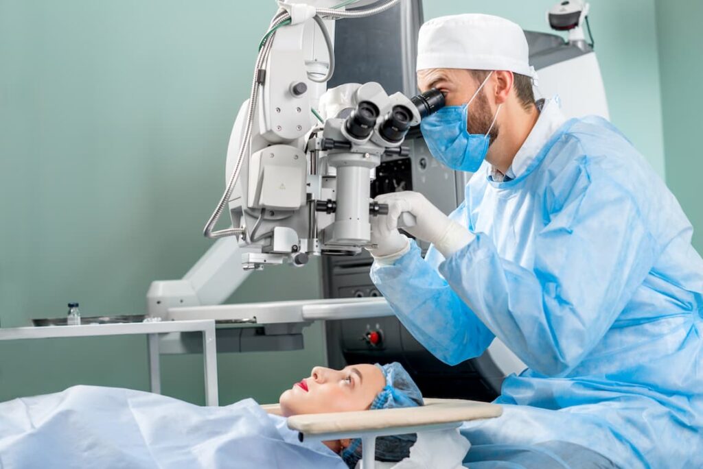 Médico iniciando cirurgia de glaucoma